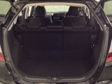 ラゲッジも広く使いやすいトランクは、開口部も広く荷物の積み下ろしもしやすいお車となっております。リアシートの背もたれは6:4の割合で分割して可倒できるので、長いお荷物などを載せることもできます。