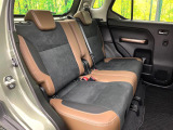 後部座席も気になるようなキズ・汚れやへたり等、大きなダメージはなく、良好な状態です。
