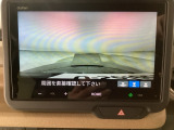 【バックカメラ】運転が苦手な方も車庫入れラクラクです!ギアをリバースに入れれば自動的に切り換わりますので、面倒な操作は不要です♪狭い駐車場もお車を傷つけず安心ですね!
