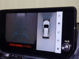 パノラミックビューモニターを装備。駐車場や交差点でクルマを真上から見るように周囲を確認できます。機能の詳細は販売店スタッフまでおたずねください。