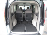 3列目シートを折りたたむと居住性もある広い荷室です。
