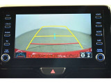 バックガイドモニター(バックモニター)付き。車両後方の映像をナビ画面に表示し、駐車などの後退操作をサポートします。