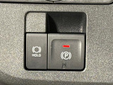 指先だけで簡単に操作が可能な電動パーキングブレーキを採用。「HOLD」スイッチを押すと、渋滞や信号待ちなどでブレーキペダルから足を離しても、ブレーキを保持するので安心です