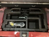 リヤには「いざ」という時のための工具が装備しております。ジャッキ・ナットレンチ・タイヤパンク修理キット・ミニコンプレッサーなどのお助けキットです。