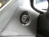 【プッシュスタート】スマートキーを携帯して、ブレーキを踏みながらスタートスイッチを押すだけでエンジンがかけられます。
