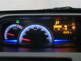 イグニッションオンで鮮やかに発光するメーター