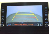 バックガイドモニター(バックモニター)付き。車両後方の映像をナビ画面に表示し、駐車などの後退操作をサポートします。