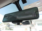 『スマートルームミラー』付き♪♪ 後席乗車の方の頭で後続車を確認できない時には後部カメラが撮影する映像をここに表示させて後方の確認ができます♪♪