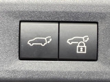 【パワーバックドア】スマートキーや運転席のボタンを押すだけでリアゲートが自動で開閉します!荷物を持っている時や、高い位置にあるバックドアを閉める際に便利な機能です♪