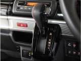 【シフトレバー】シフトもとても操作しやすいデザインになっております。運転する人の事を第一に考えた操作性の高い仕様です。