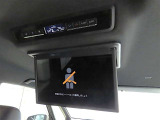 後席モニター装備:セカンドシート・サードシートにご乗車の方は、ドライブ中も天井部についているモニターでTV等をお楽しみ下さい♪♪使用しない時は、画面を天井部分に格納できます!