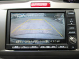 バックカメラの画像です。ガイドラインがスムースな車庫入れをサポートいたします。車庫入れの安心感がアップしますね。