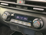 【オートエアコン】一度お好みの温度に設定すれば、車内の温度を検知し風量や温度を自動で調整。暑い&hellip;寒い&hellip;と何度もスイッチ操作をする必要はありません。快適な車内空間には必須の機能ですね♪