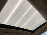 【サンルーフ】開放感たっぷりの希少装備、サンルーフが装着されています!車内に明かりを取り入れたり景色を楽しむ以外にも、車内の空気も簡単に換気できて快適です!