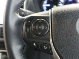 ステアリングスイッチ付き。前方から目を離すことなく操作することが可能です。