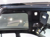 ムーンルーフ付きです。サンバイザーには、バニティーミラー付いてます。照明も付いていて便利です。