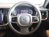 オーソドックスな3本スポーク式ですが、ホーン周りがラウンドしたデザインが特徴的なステアリングです オーディオやクルーズコントロールなど、ステアリングスイッチが充実しています