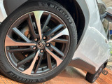 【純正18インチアルミホイール】外観にマッチした純正アルミホイールを装着しております。各種社外アルミホイールや、スタッドレスタイヤも取扱いしております。是非ご相談ください♪