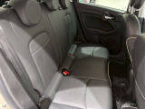 後部座席も十分なスペースがございます。