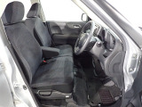 フロントシートはベンチシートで運転席と助手席の移動が簡単です。真ん中にはアームレストも装備されています!またシートの高さも調整もできます。
