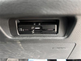 【ETC】有料道路を利用する際に料金所で停止することなく通過できる、ETC車載器(ノンストップ自動料金収受システム機器)が装備されています。セットアップを行うことで利用可能になります。