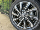 【純正17インチアルミホイール】外観にマッチした純正アルミホイールを装着しております。各種社外アルミホイールや、スタッドレスタイヤも取扱いしております。是非ご相談ください♪