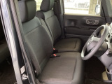 【ベンチシート】運転席と助手席の移動もスムーズ!狭い駐車場での乗り降りや、お子様の乗り降りにも便利です。座席の間にコンソールボックスやドリンクホルダーがないため、車内空間が広く感じます。