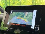 【バックカメラ】駐車時に後方がリアルタイム映像で確認できます。大型商業施設や立体駐車場での駐車時や、夜間のバック時に大活躍!運転スキルに関わらず、今や必須となった装備のひとつです!