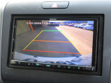 バックをするとき自動でリアの様子が映る『リアカメラ』付き! ナビ画面で確認しながらバックができますから安心ですね。でも、目視も大切ですよ!安全第一でお願いします!