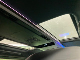 【左右独立ムーンルーフ】2列目左右席にそれぞれ配置されたガラスルーフ!日差しに合わせて片側だけシェードを閉めることも可能です!