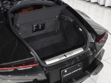リアには電動開閉式トランクを備え、日常の荷物からロングドライブまで幅広く対応可能です。
