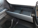 助手席前にも収納スペースがあります