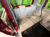 後部座席も気になるようなキズ・汚れやへたり等、大きなダメージはなく、良好な状態です。