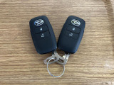 【スマートキー】 スマートキーを携帯していれば、ドアハンドルのボタンを押してロックの解除ができ、パワースライドドアもワンタッチで開閉できます。