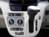 シフトとエアコンです。ダイヤル式のマニュアルエアコンになります。シンプルで使いやすい!