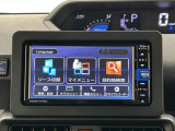 ダイハツ純正ナビゲーションを装備しています☆TVは画像がきれいなフルセグになっていてスマホに入っている音楽もBluetoothで繋いで楽しんでいただけます☆