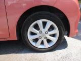 日産純正のアルミホイールが装着されてます。ボディデザインとマッチしておりカッコイイですね。