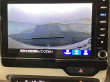 【バックカメラ】運転が苦手な方も車庫入れラクラクです!ギアをリバースに入れれば自動的に切り換わりますので、面倒な操作は不要です♪狭い駐車場もお車を傷つけず安心ですね!