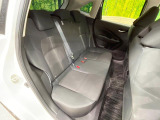 後部座席も気になるようなキズ・汚れやへたり等、大きなダメージはなく、良好な状態です。