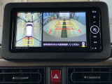 車庫入れの苦手な方にバック時のサポートバックモニター、パノラミックビューモニター付き。※カメラが映し出す範囲は限られています。必ず車両周辺の安全を直接確認してください。
