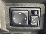 【電動格納ミラー】サイドミラーは電動格納式となっており、狭い駐車場でもキズがつくリスクを抑えられます。