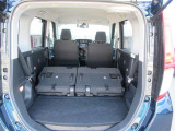 後席シート背もたれ倒すと広い荷室スペースとなります