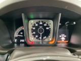 スピードメーターとタコメーターを大きく配した見やすいメーター部になっています。右側のインフォメーション画面でオドメーターや燃費などの情報を確認できます。