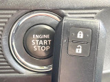 【キーレススタートシステム】カバンやポケットに入れたままでもドアの施錠・解錠が可能なスマートキーを装備。エンジンのオン・オフ時もカギを取り出す必要が無いからとっても便利です♪