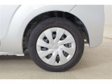純正15インチスチールホイルでフルキャップです。タイヤサイズは175/65R15になります!