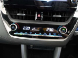 オートエアコンです。車内を設定温度に保ち、快適空間をキープします。
