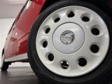 【純正ホイールキャップ】装備しております。クルマのオシャレは足もとから!外観にマッチしたデザインでビジュアルバッチリです。