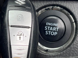 【キーレススタートシステム】カバンやポケットに入れたままでもドアの施錠・解錠が可能なスマートキーを装備。エンジンのオン・オフ時もカギを取り出す必要が無いからとっても便利です♪