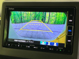 【バックカメラ】駐車時に後方がリアルタイム映像で確認できます。大型商業施設や立体駐車場での駐車時や、夜間のバック時に大活躍!運転スキルに関わらず、今や必須となった装備のひとつです!