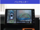 【パノラマモニター】に搭載した4つのカメラにより、車を真上から見ているような映像を表示。運転席から確認しにくい車両周囲の状況を把握できます。
